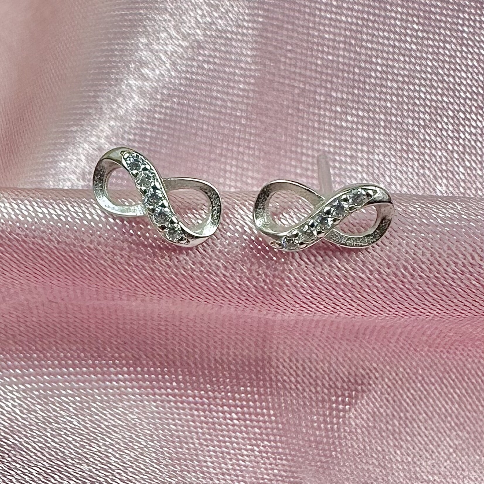 Happyzzzsu Infinity Love Symbol Stud Earrings · Silver