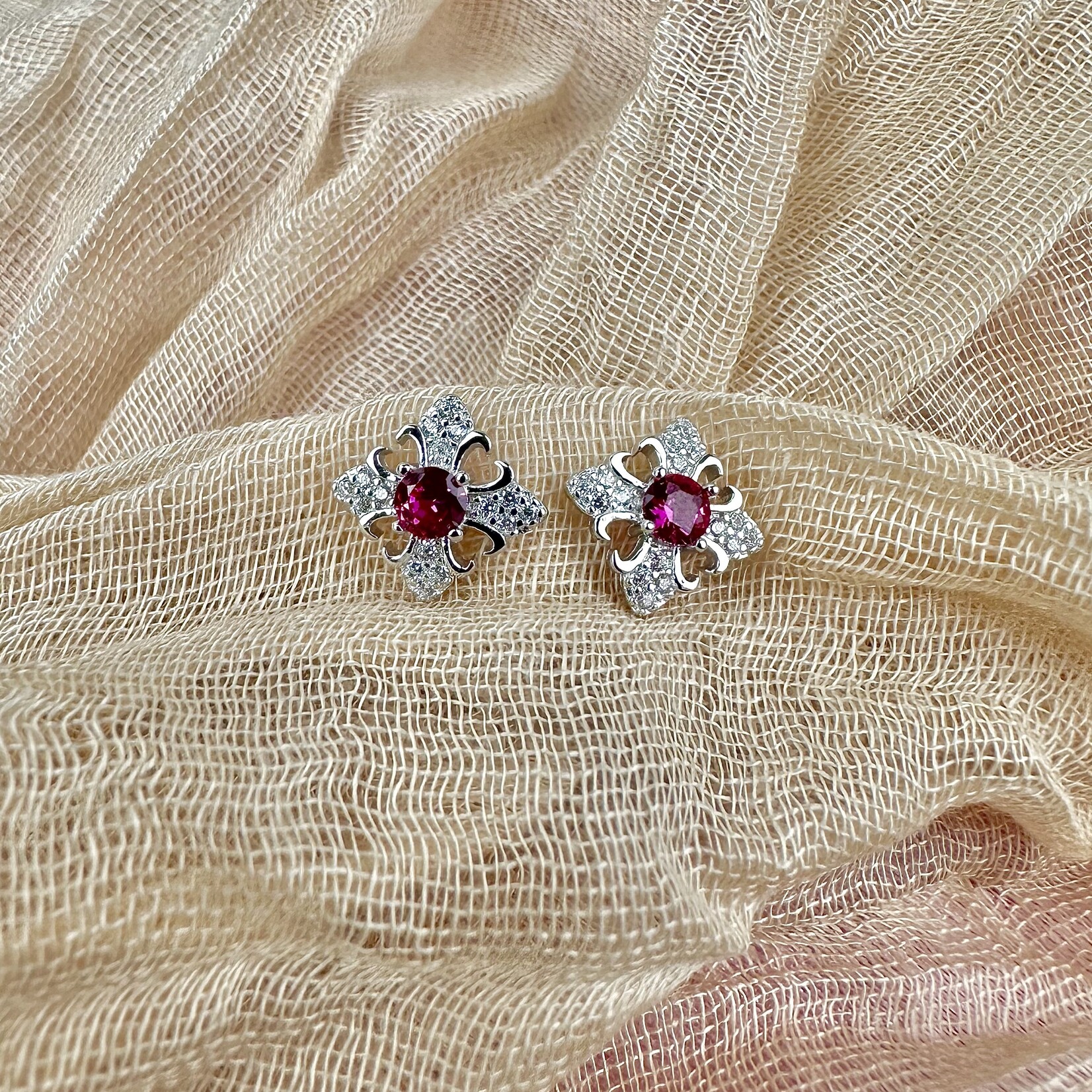 Happyzzzsu Iris Flower Stud Earrings · Silver