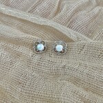 Happyzzzsu Lace Opal Stud Earrings · Silver
