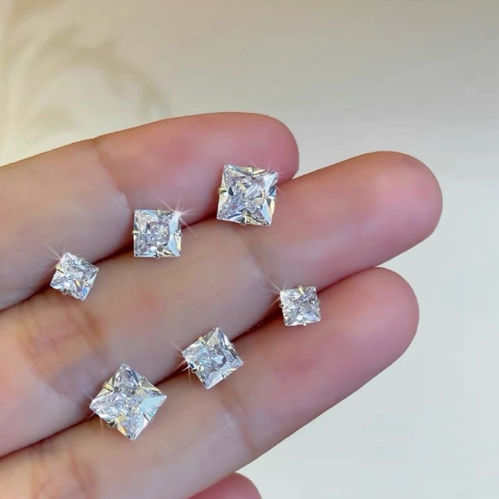 Happyzzzsu Square Diamond Stud Earrings · Silver ·