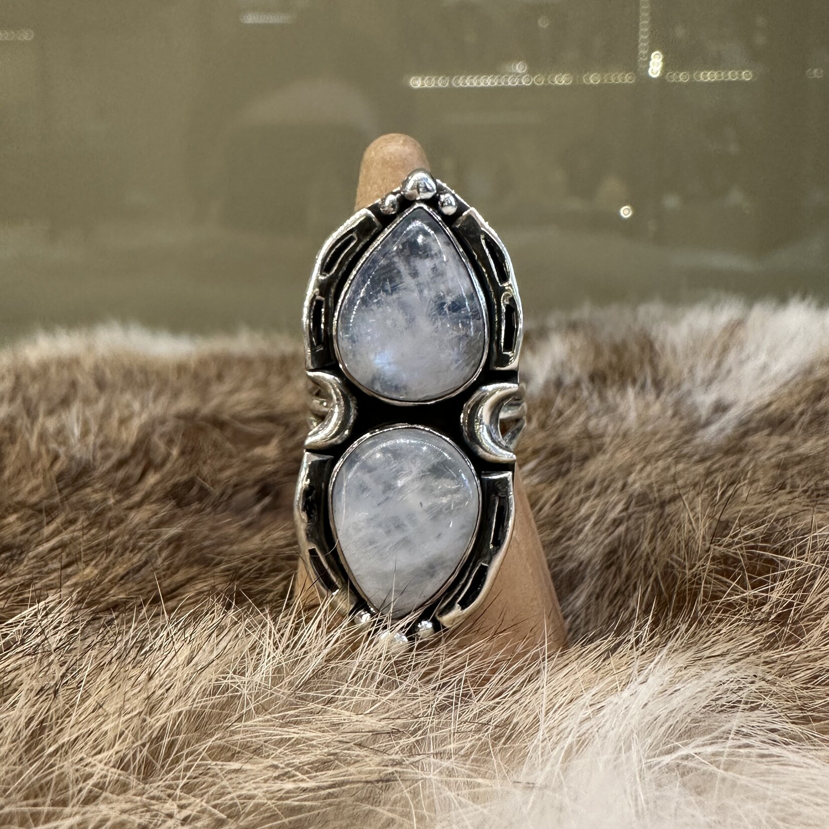 *Foxlark Crystal Jewelry *Mystic Moons Rainbow Moonstone Crystal Ring ·