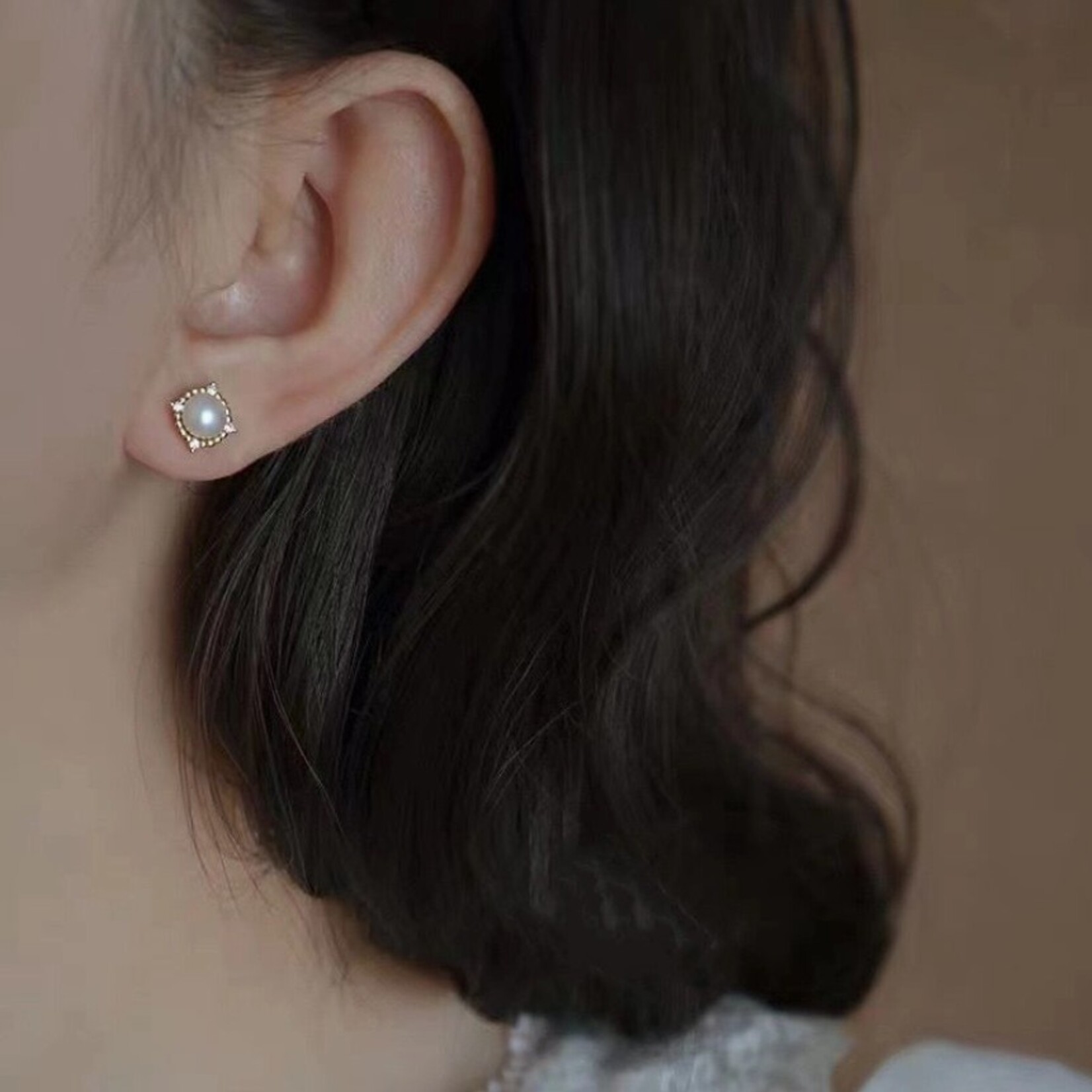 Happyzzzsu Lace Pearl Diamond Stud Earrings · Silver