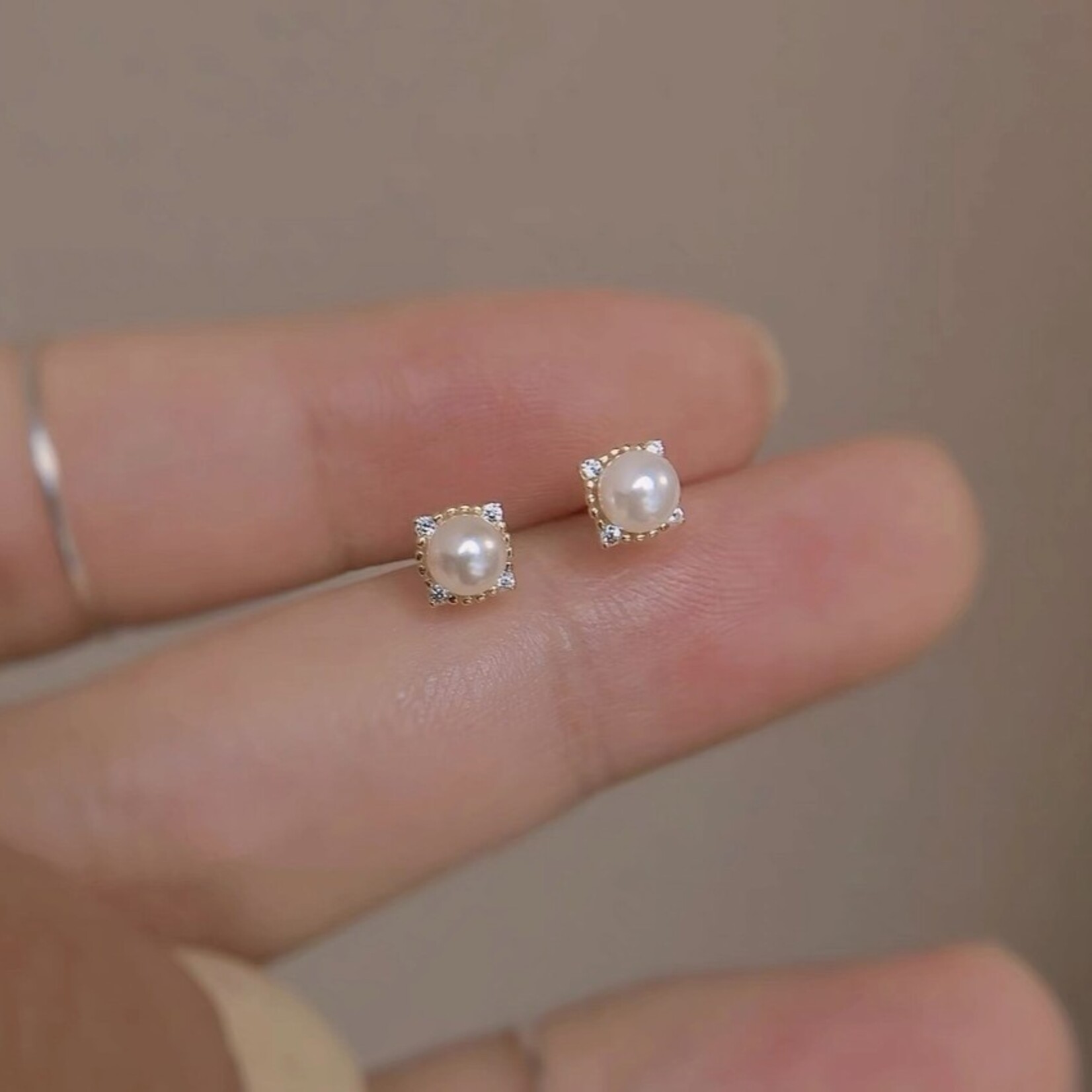 Happyzzzsu Lace Pearl Diamond Stud Earrings · Silver