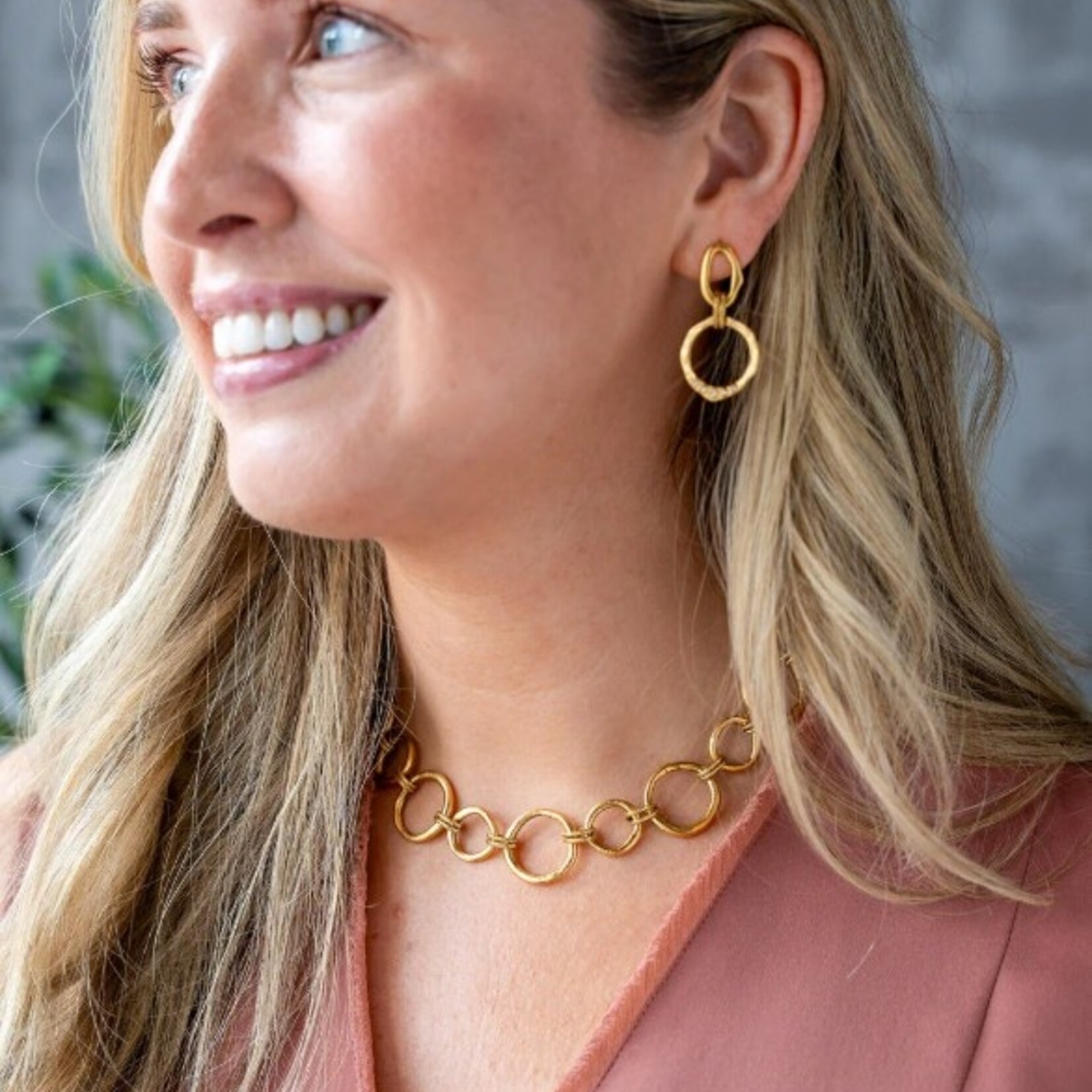 Loni Paul Jewelry Sculpted Circle Necklace · Gold