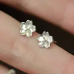 Happyzzzsu Daisy Flower Stud Earrings · Silver