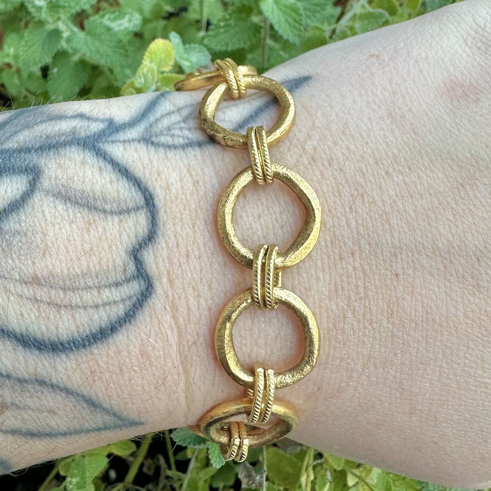 Loni Paul Jewelry Sculpted Circle Bracelet · Gold