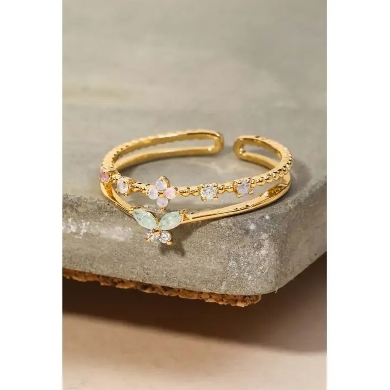 *Double Line Rhinestone Fashion Ring · Gold