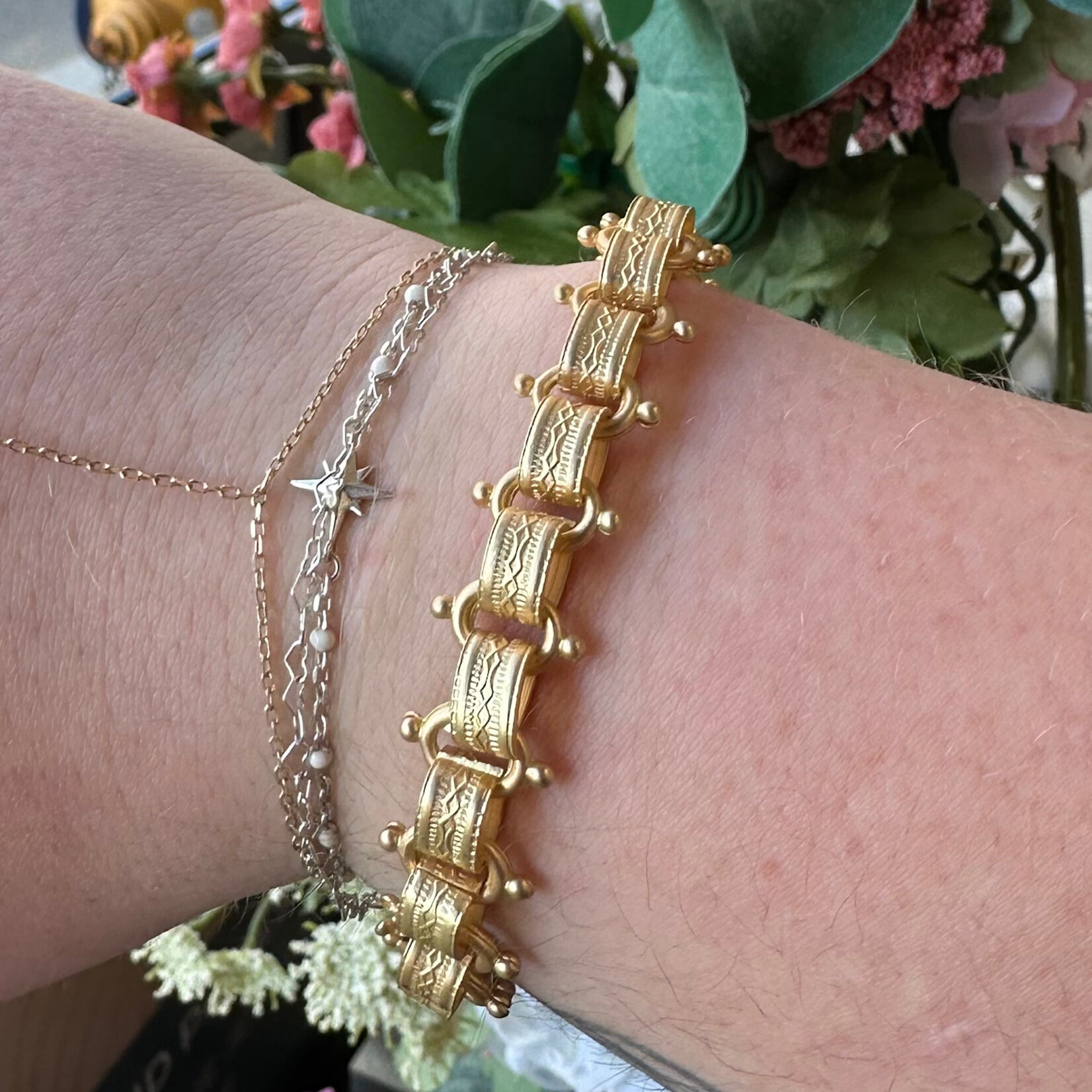 Loni Paul Jewelry Matte Book Chain Bracelet  · Gold