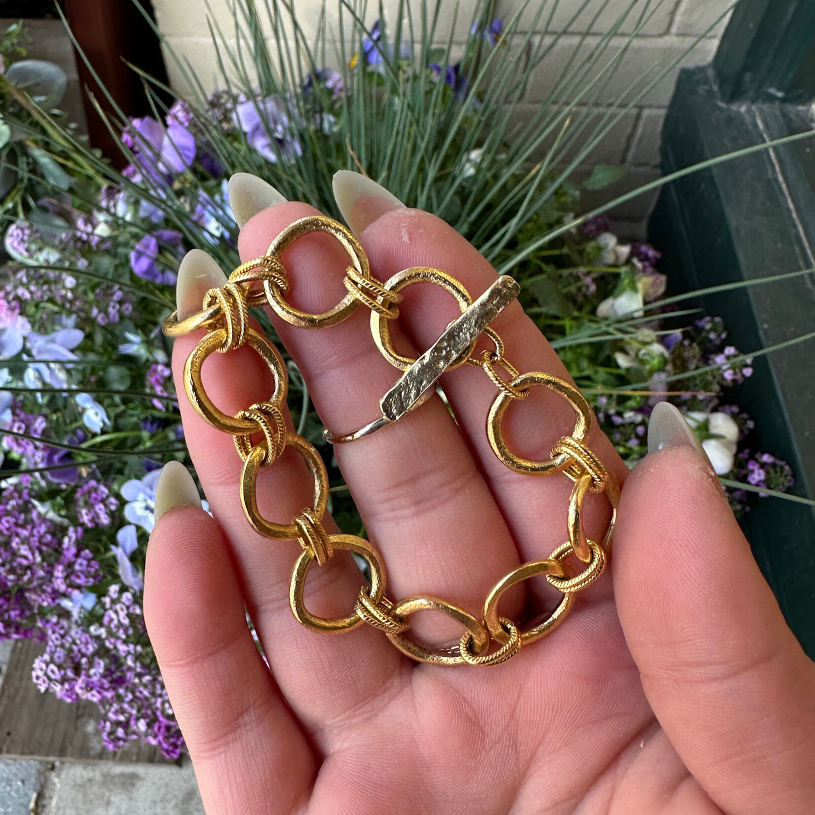 Loni Paul Jewelry Sculpted Circle Bracelet · Gold