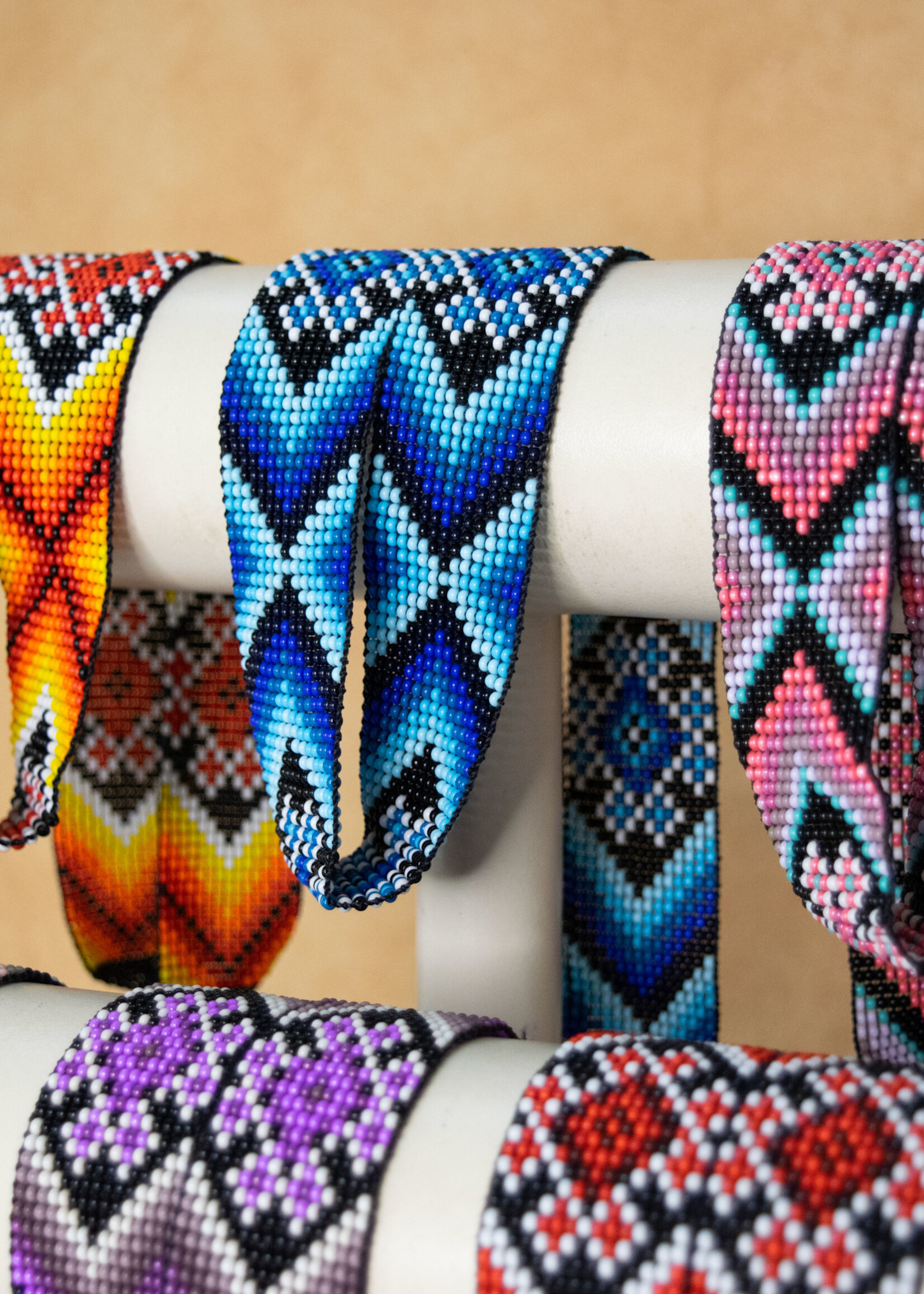 TIRA SOMBRERO HUICHOL