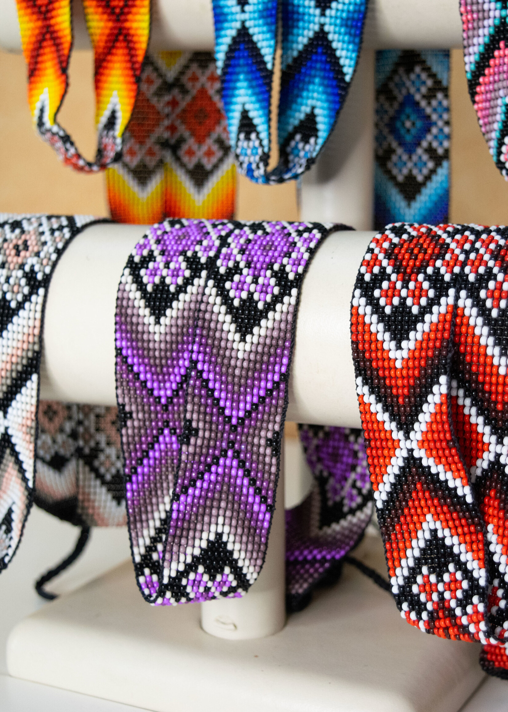 TIRA SOMBRERO HUICHOL