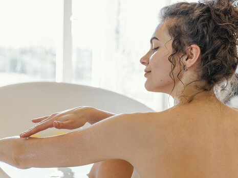 What Is a Silk Exfoliating Glove and How Does It Work?