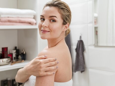 Damp-Skin Moisturizing: The 60-Second Hydration Trick