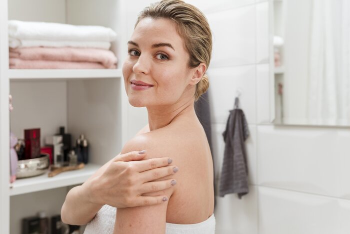 Damp-Skin Moisturizing: The 60-Second Hydration Trick