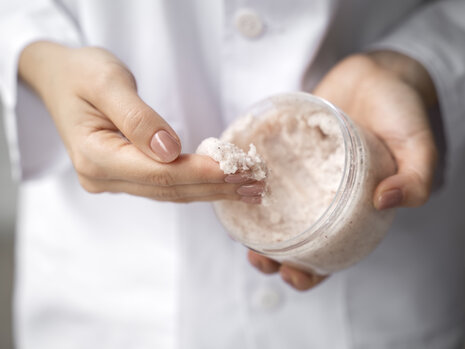 The Do’s and Don’ts of Body Scrubs for Winter Skin