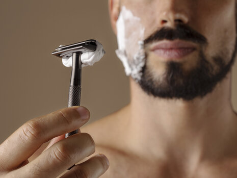 Why Winter Skin Feels Tight After Using a Luxury Shaving Kit