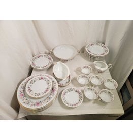 Noritake China Floral Pattern 29 Piece Set