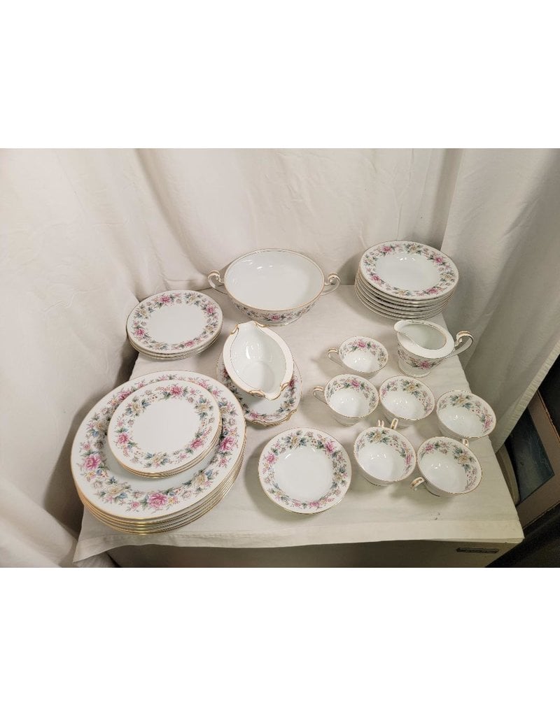 Noritake China Floral Pattern 29 Piece Set