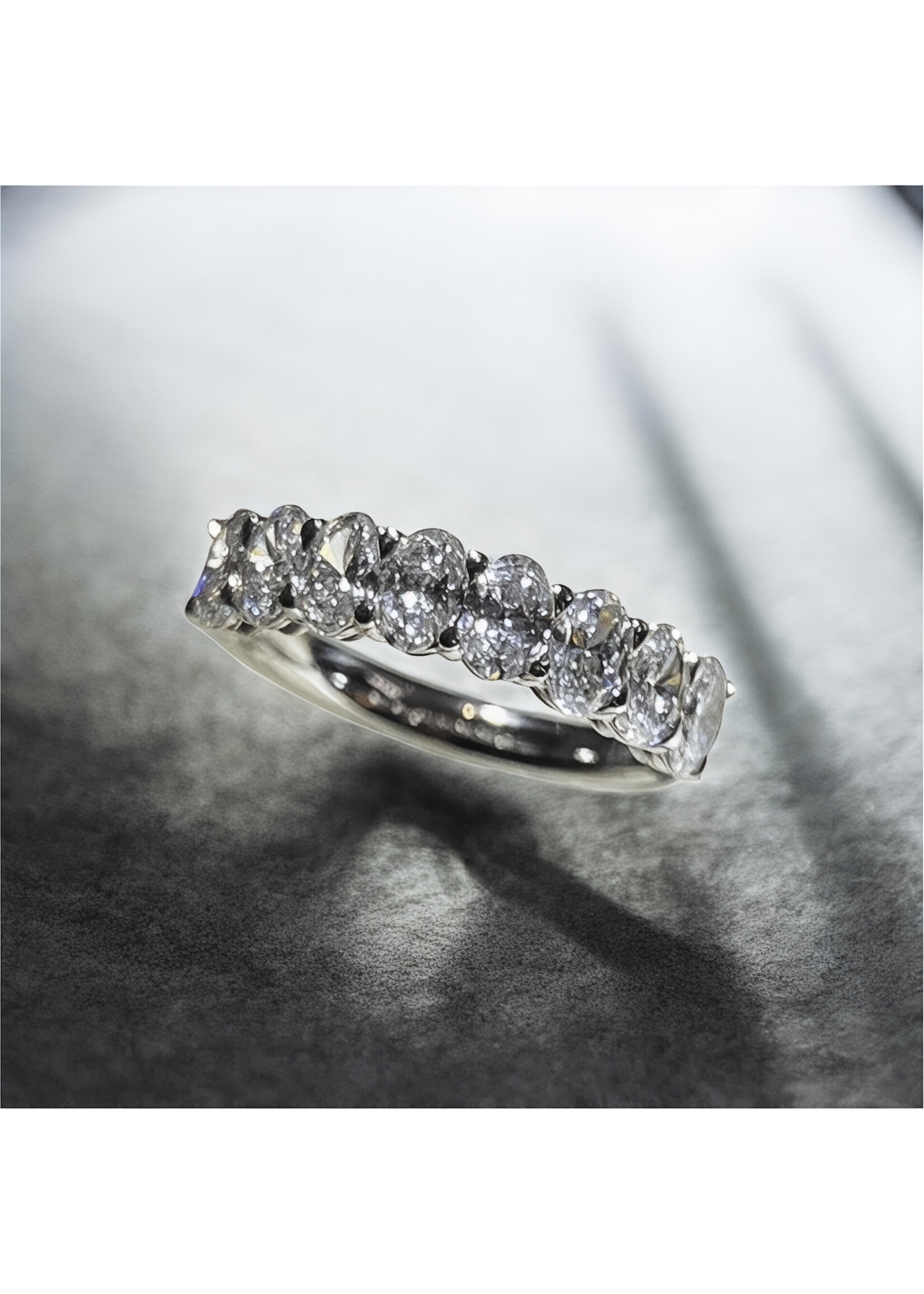 Oceans Lignée Classique Oval Cut Half Eternity Platinum Ring 1.667CT