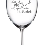 La Maison du Bar Verre gravé 20 oz - La vie est meilleure au chalet - Vin