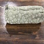 Baluchon Sac à cosmétique cylindrique format petit - Sauge avec bouquet de feuillage blanc