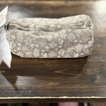 Baluchon Sac à cosmétique cylindrique format petit - Taupe avec bouquet de feuillage blanc