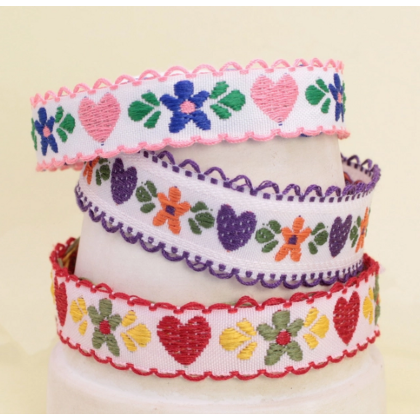 ZAD ZAD White Floral Fabric Embroidered Pull Bracelet