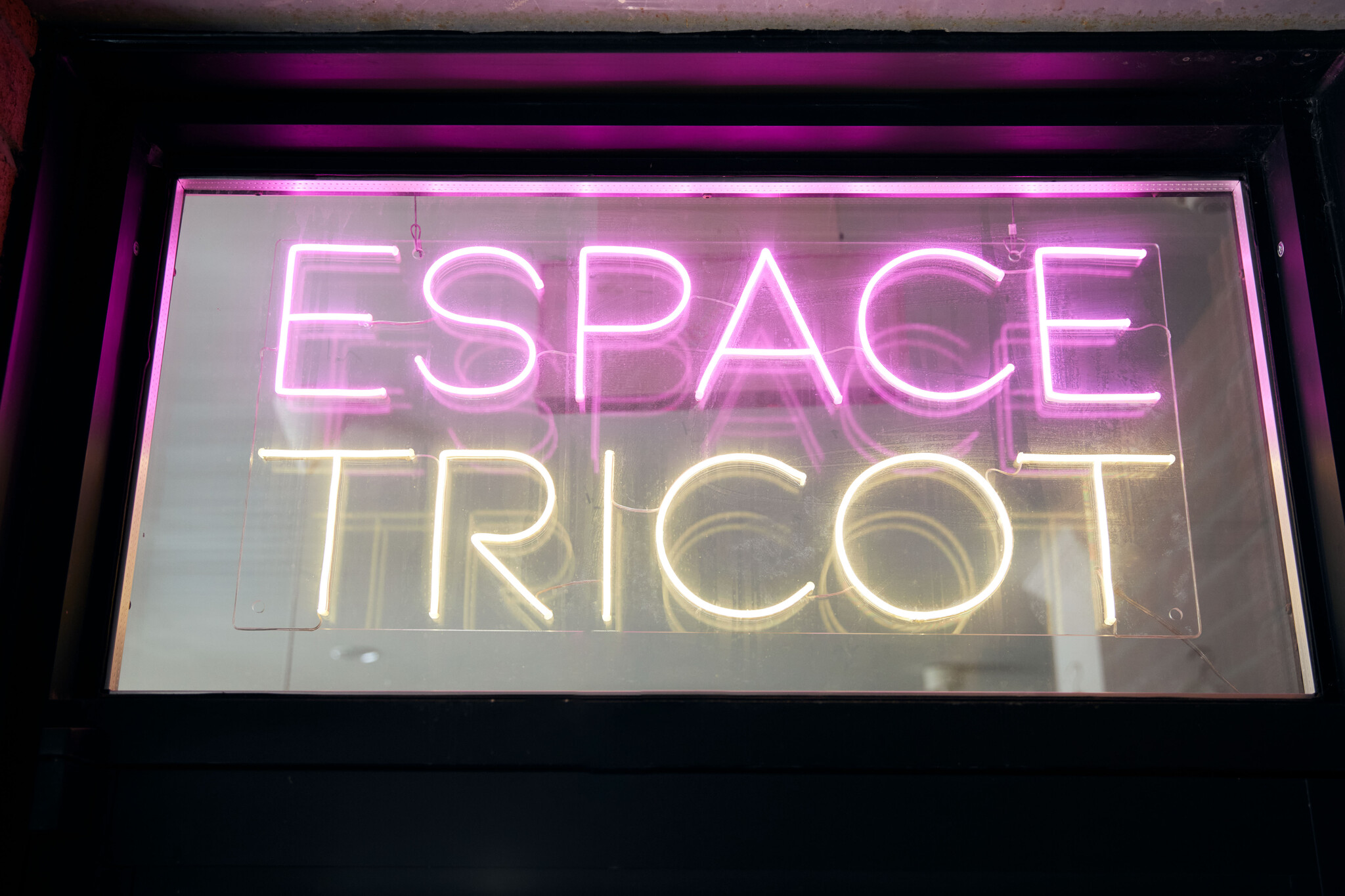 espace tricot neon sign