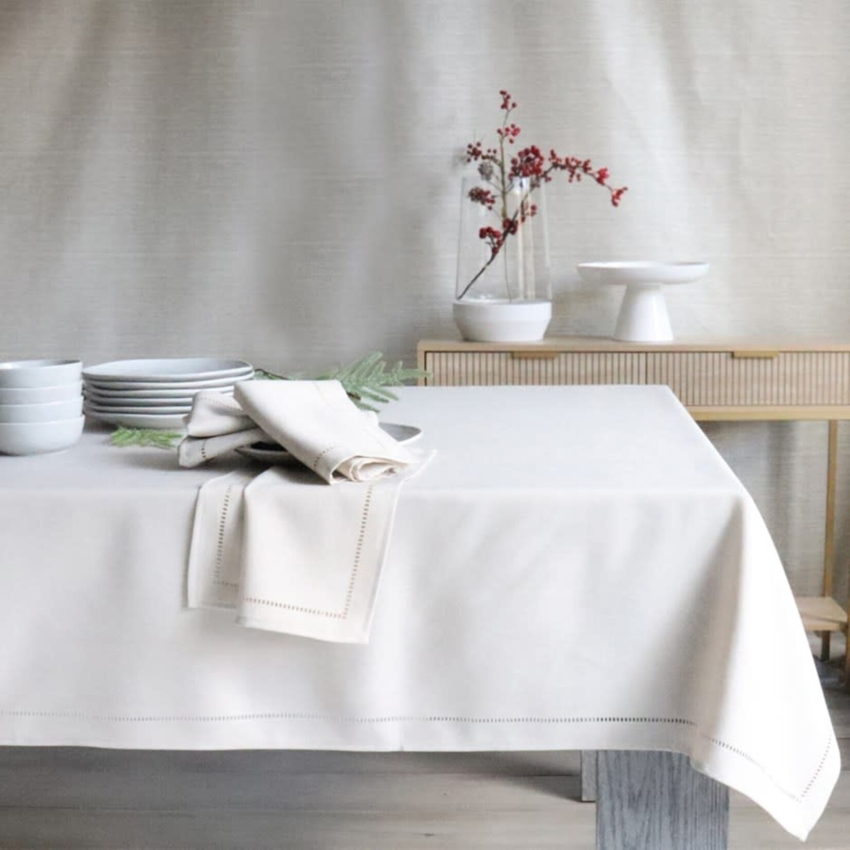 Lurex Hemstitch Table Cloth 70 Round White