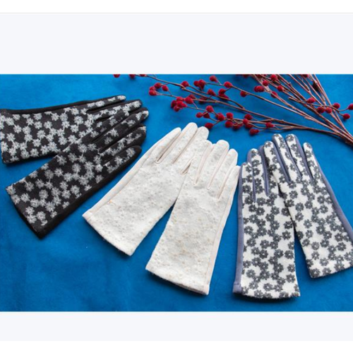  Young's Inc. Little Daisies Gloves 