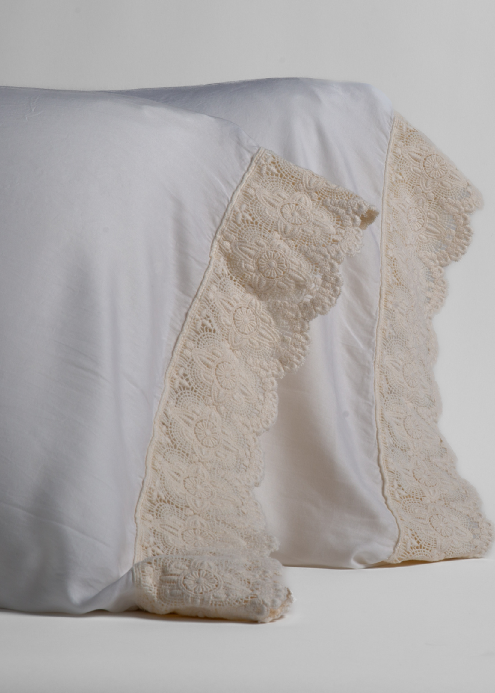 Bella Notte Madera Luxe Standard Pillowcase with Donella Lace, WINTER WH