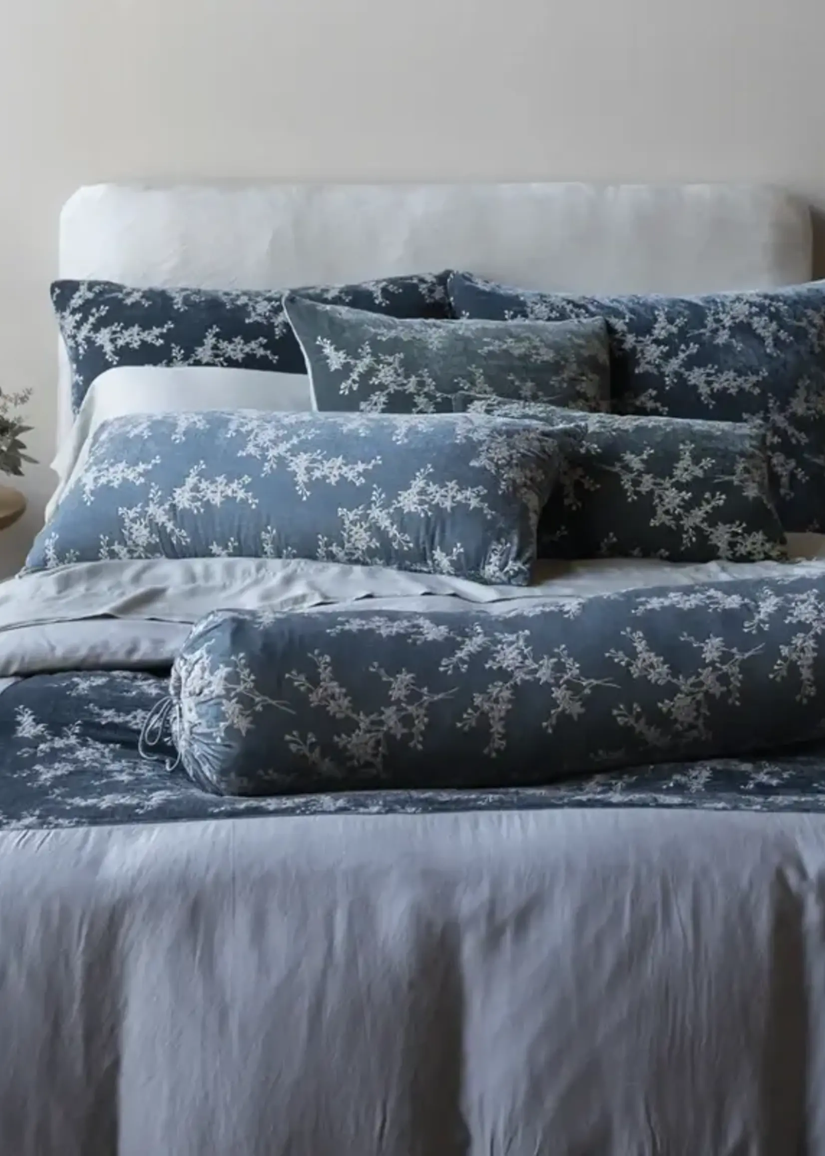 Bella Notte Bella Notte - Lynette Lumbar Throw Pillow, WINTER WHITE - LYN713-73