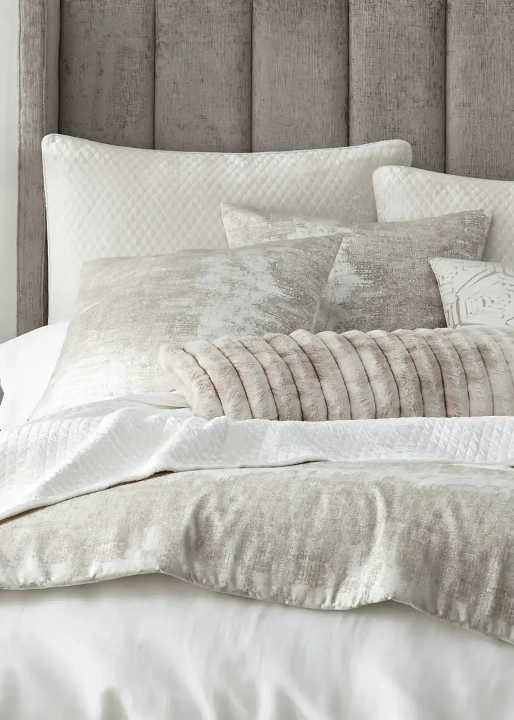 Lili Alessandra L2424PEDA PERCY MTO CLOUD TEXTURED JACQUARD MEDIUM SQUARE PILLOW 24x24