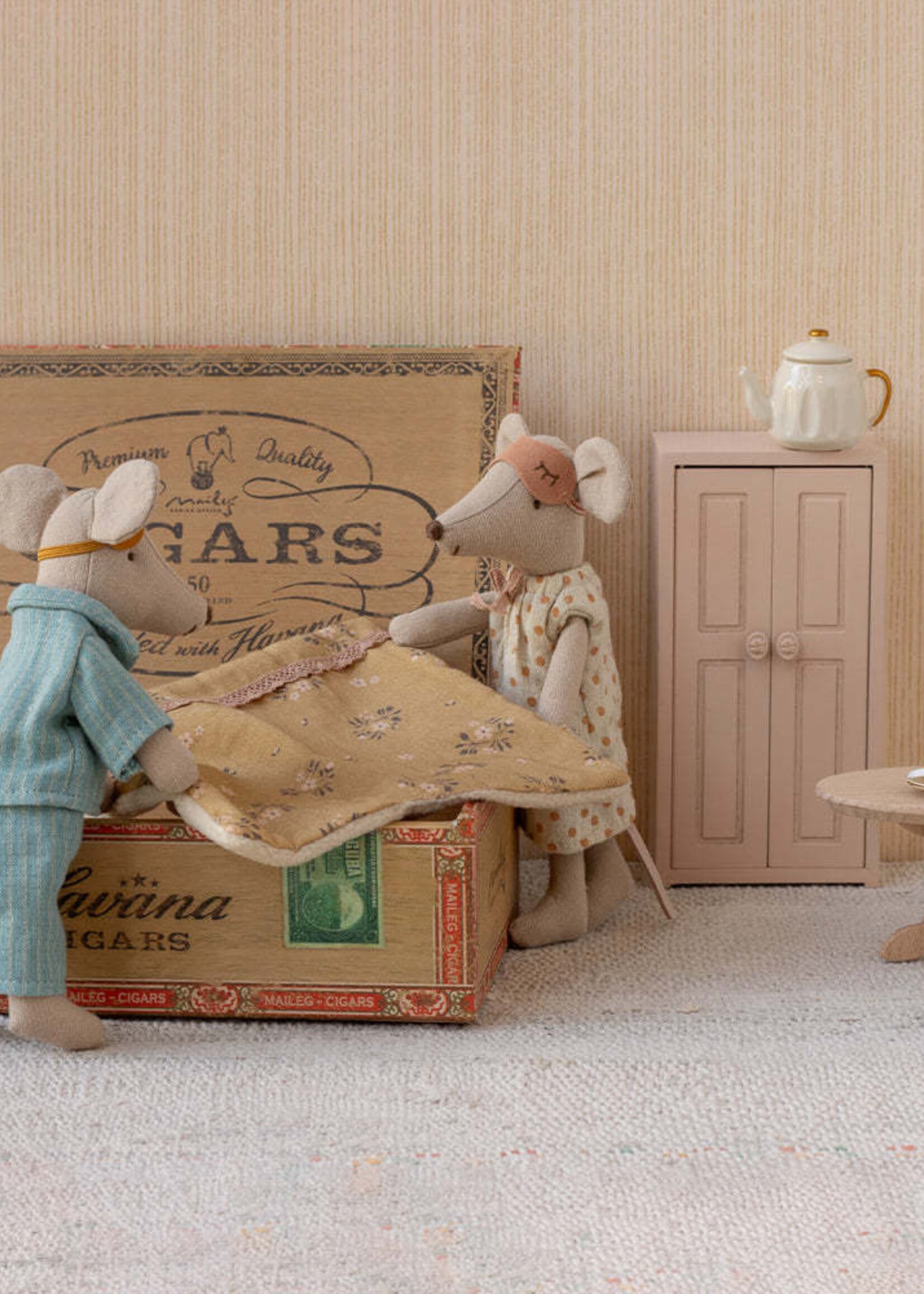 Maileg Mum & Dad mice in cigarbox
