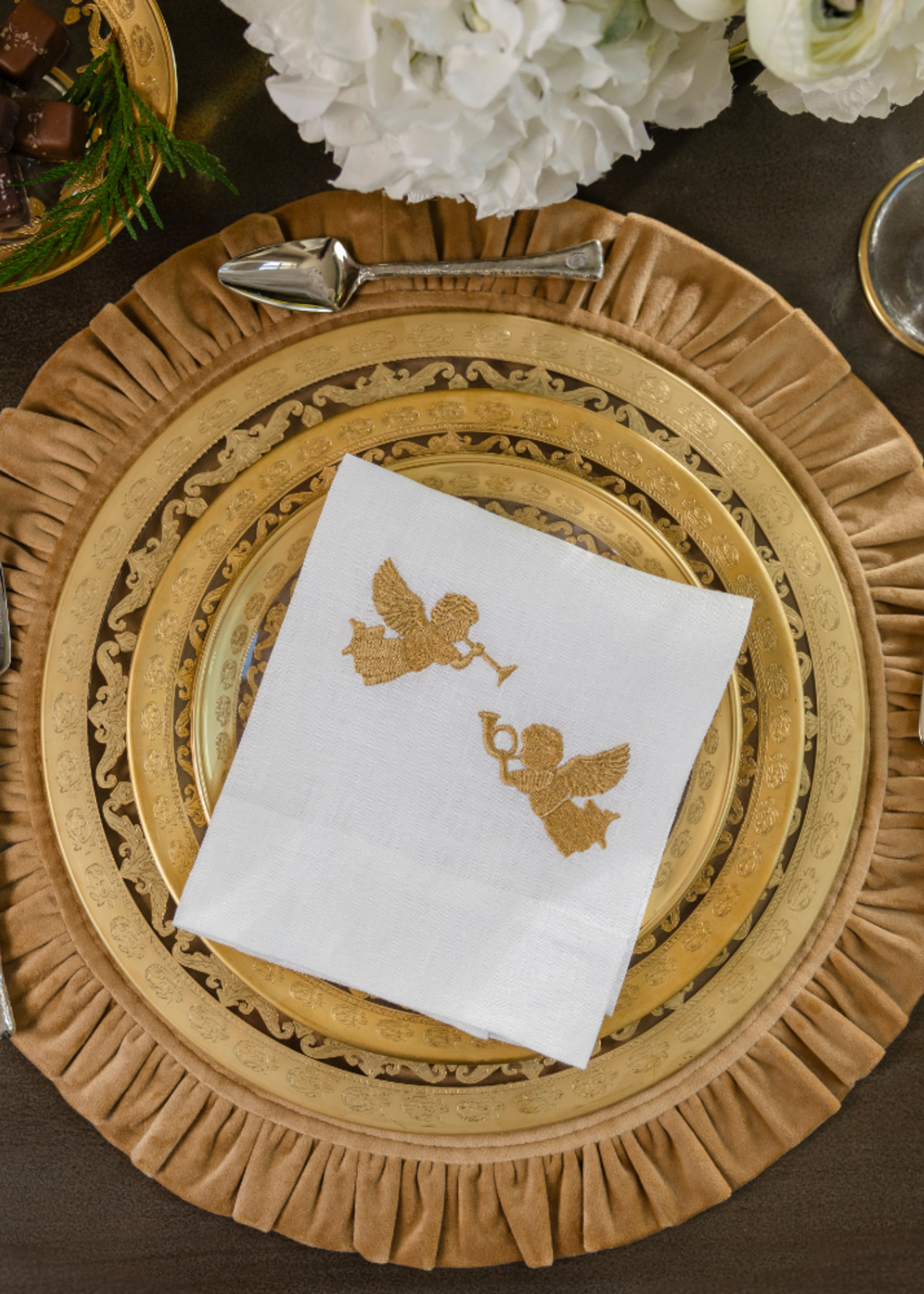 Arte Italica Trumpeting Cherubs White Linen Towel