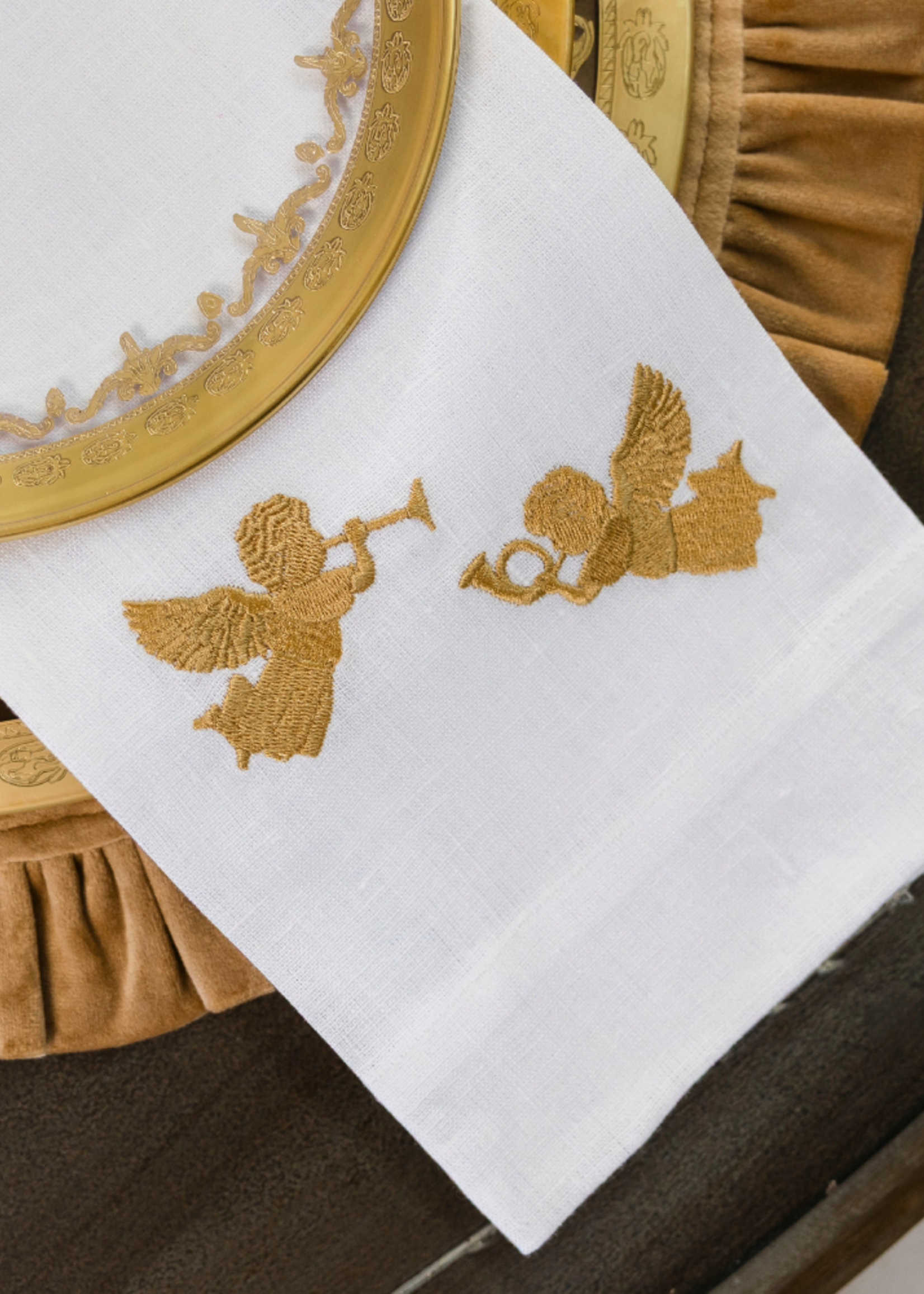 Arte Italica Trumpeting Cherubs White Linen Towel