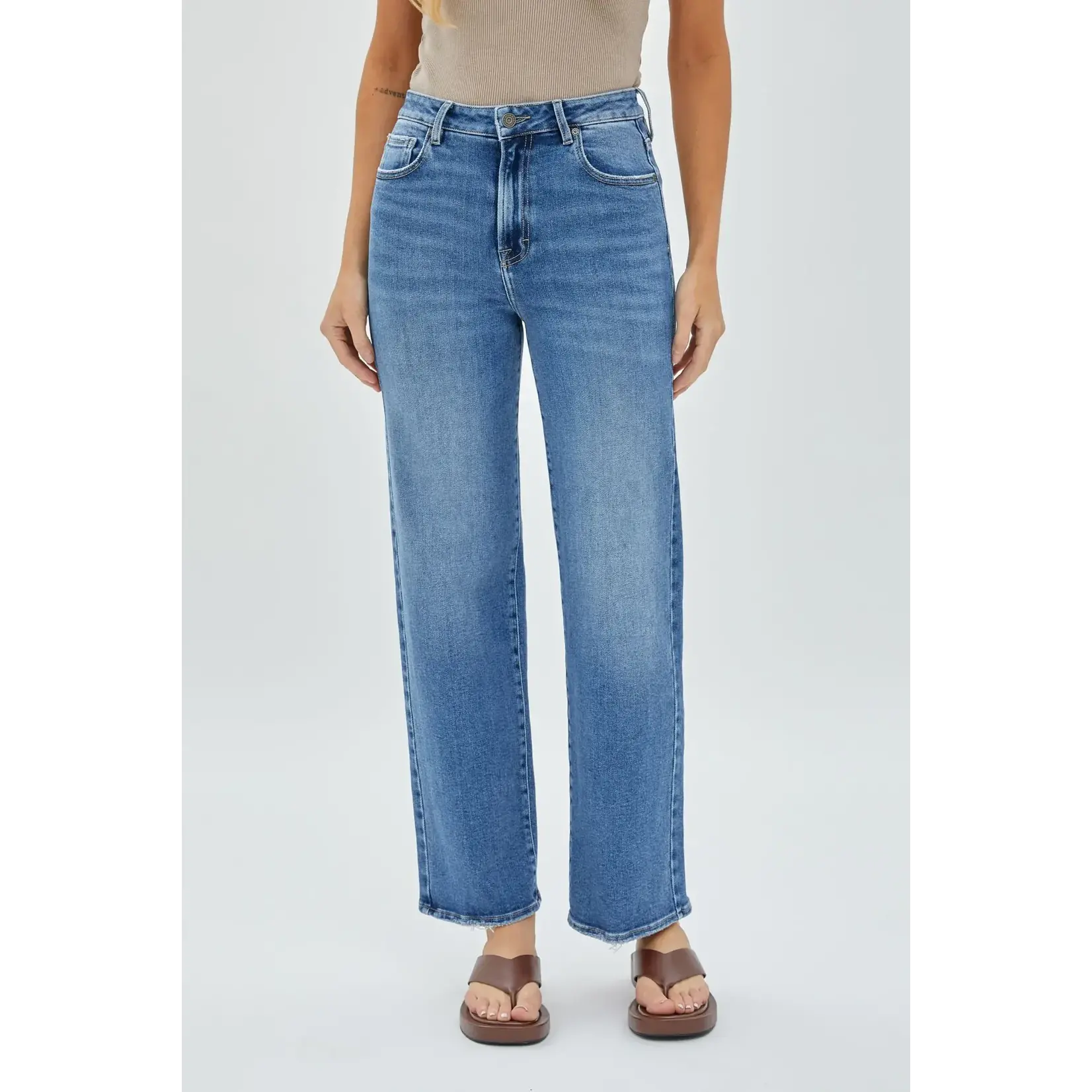 HIDDEN MEDIUM WASH CLEAN STRETCH STRAIGHT LEG