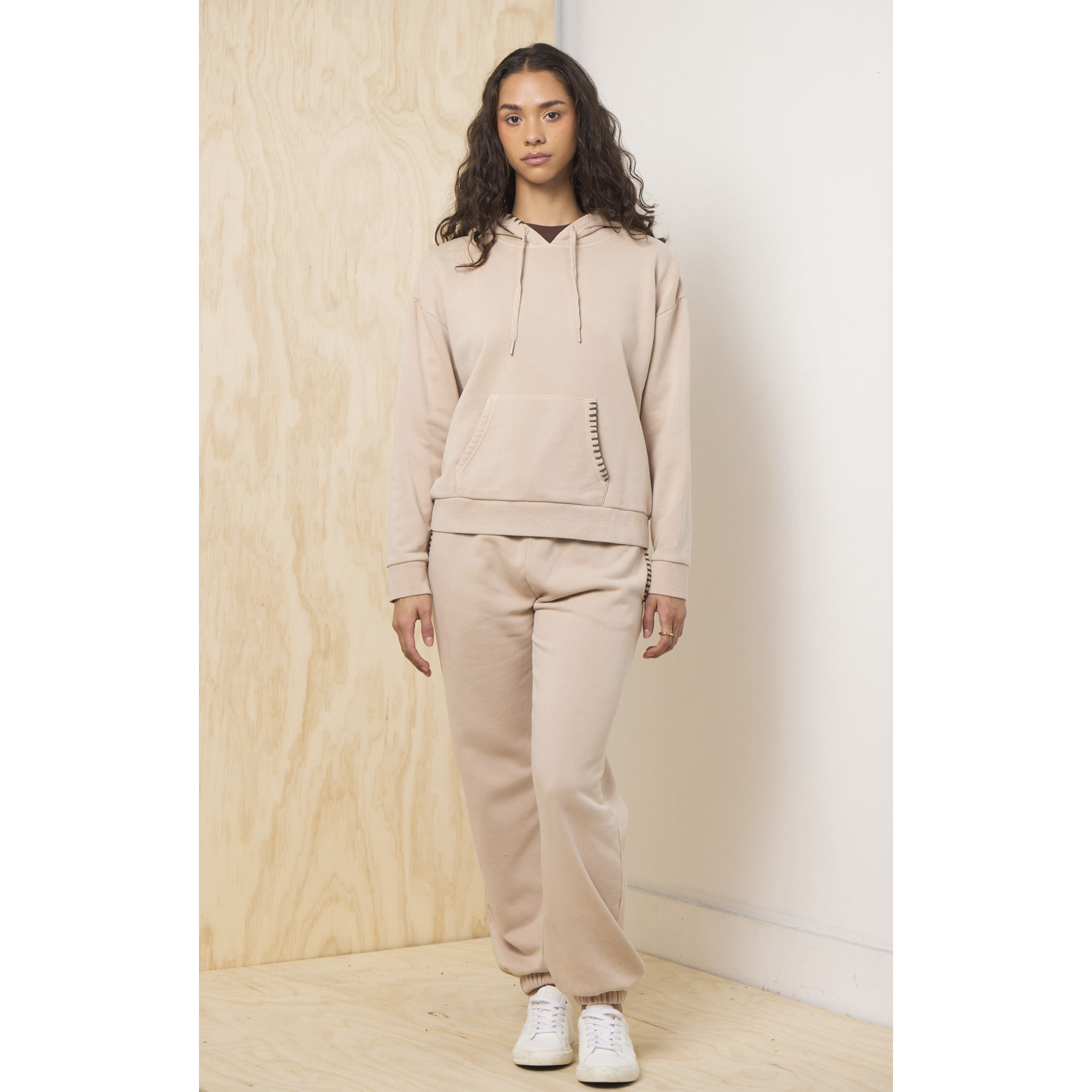 WINTER SAND GARMENT DYE HOODIE WITH CONTRAST STITCH