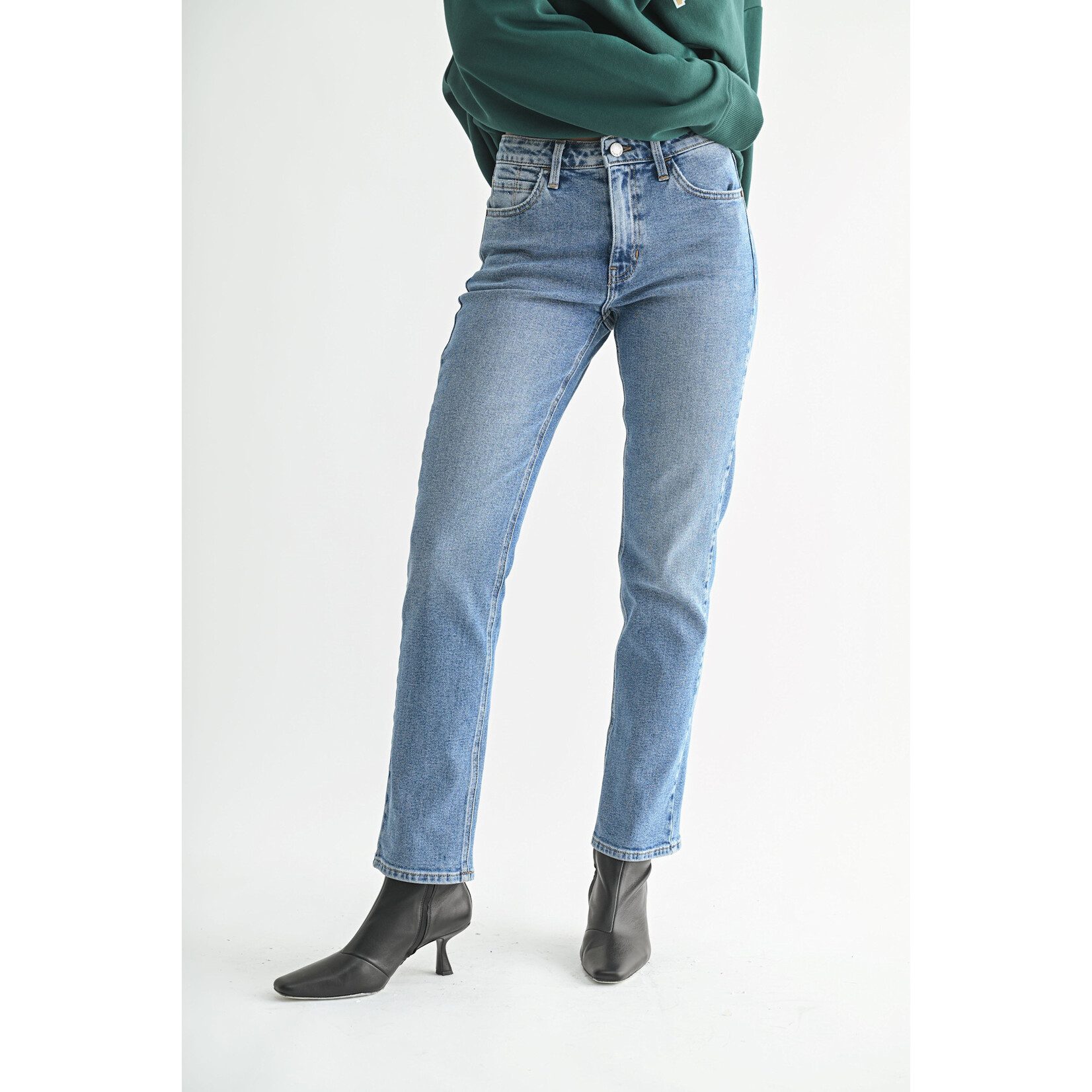 MEDIUM WASH PENCIL JEAN