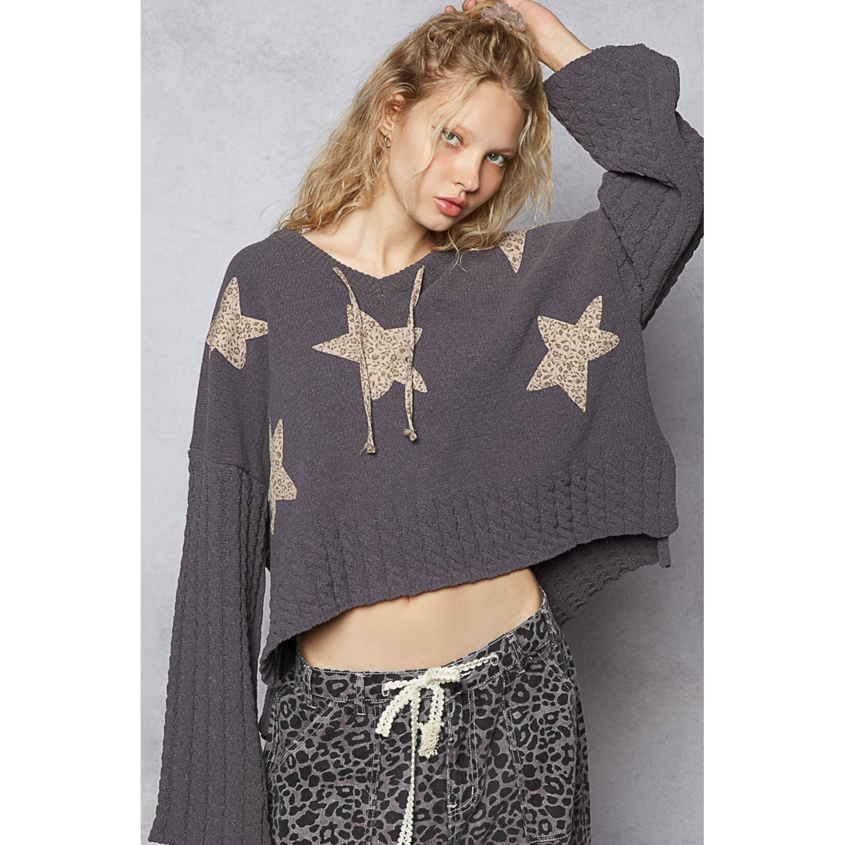 STAR APPLIQUE PULLLOVER WITH HOOD
