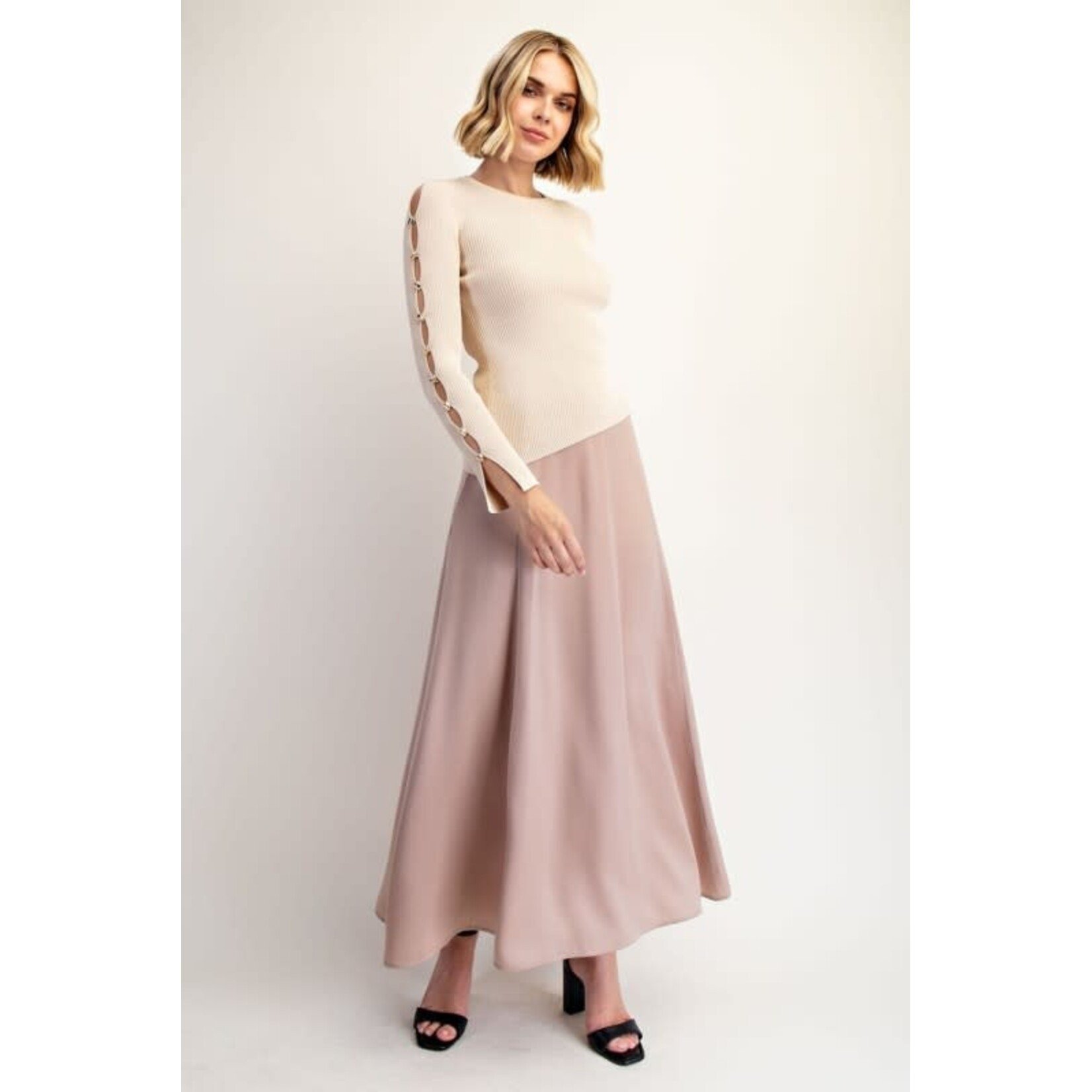 RIBBED SWEATER TOP WITH GOLD DETAIL