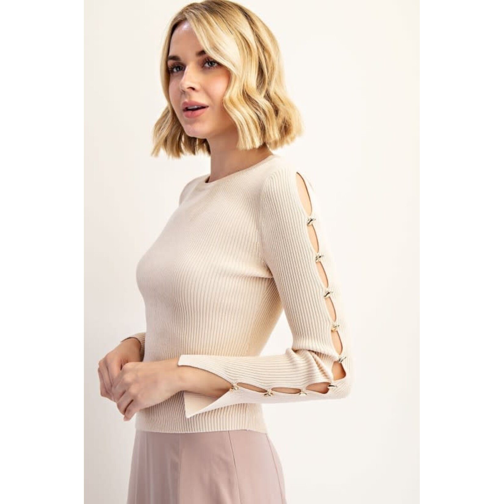 RIBBED SWEATER TOP WITH GOLD DETAIL