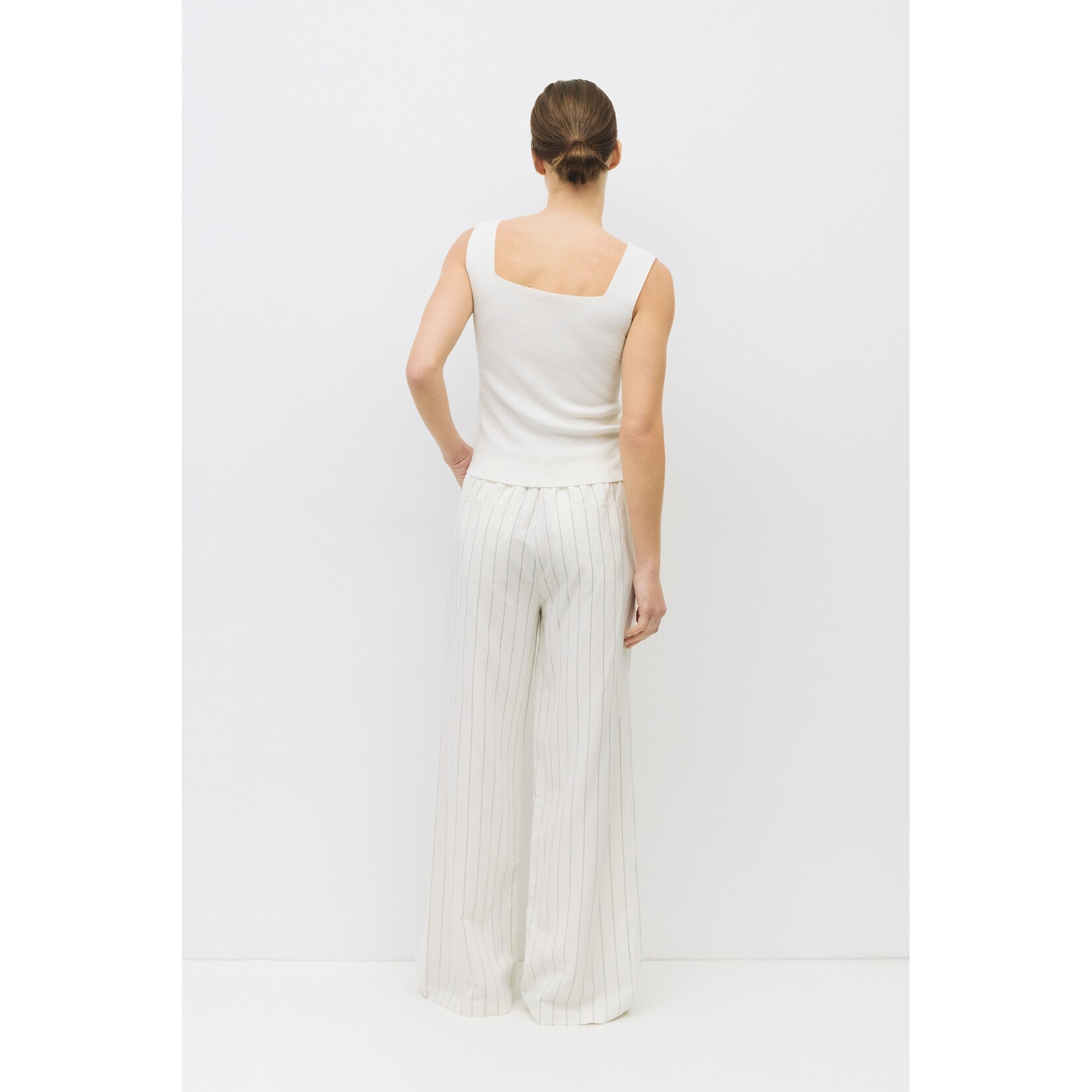 AVAILABLE IN BLACK AND WHITE