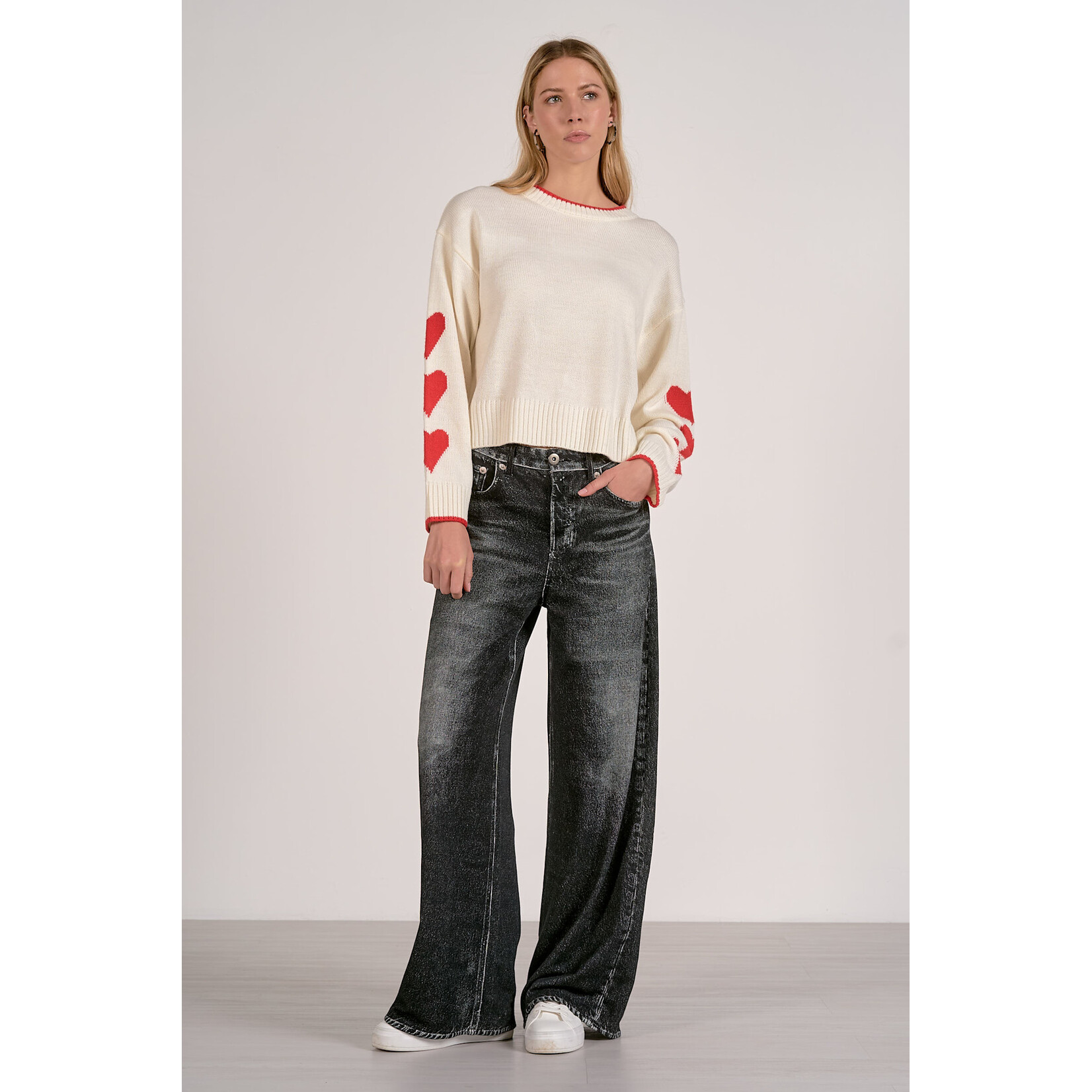elan OFF WHITE HEART SLEEVE SWEATER