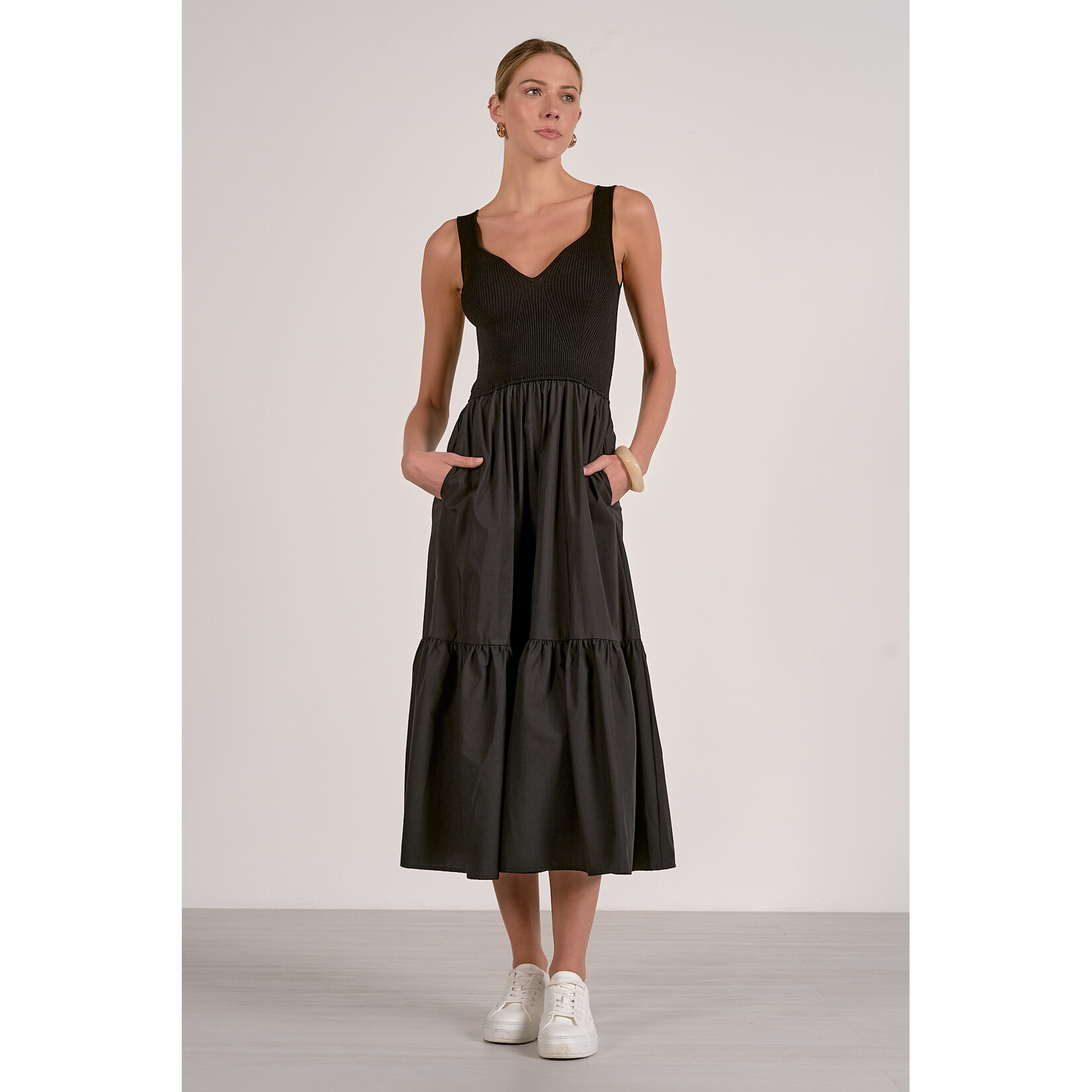 AVAILABLE IN BLACK & WHITE/TAN