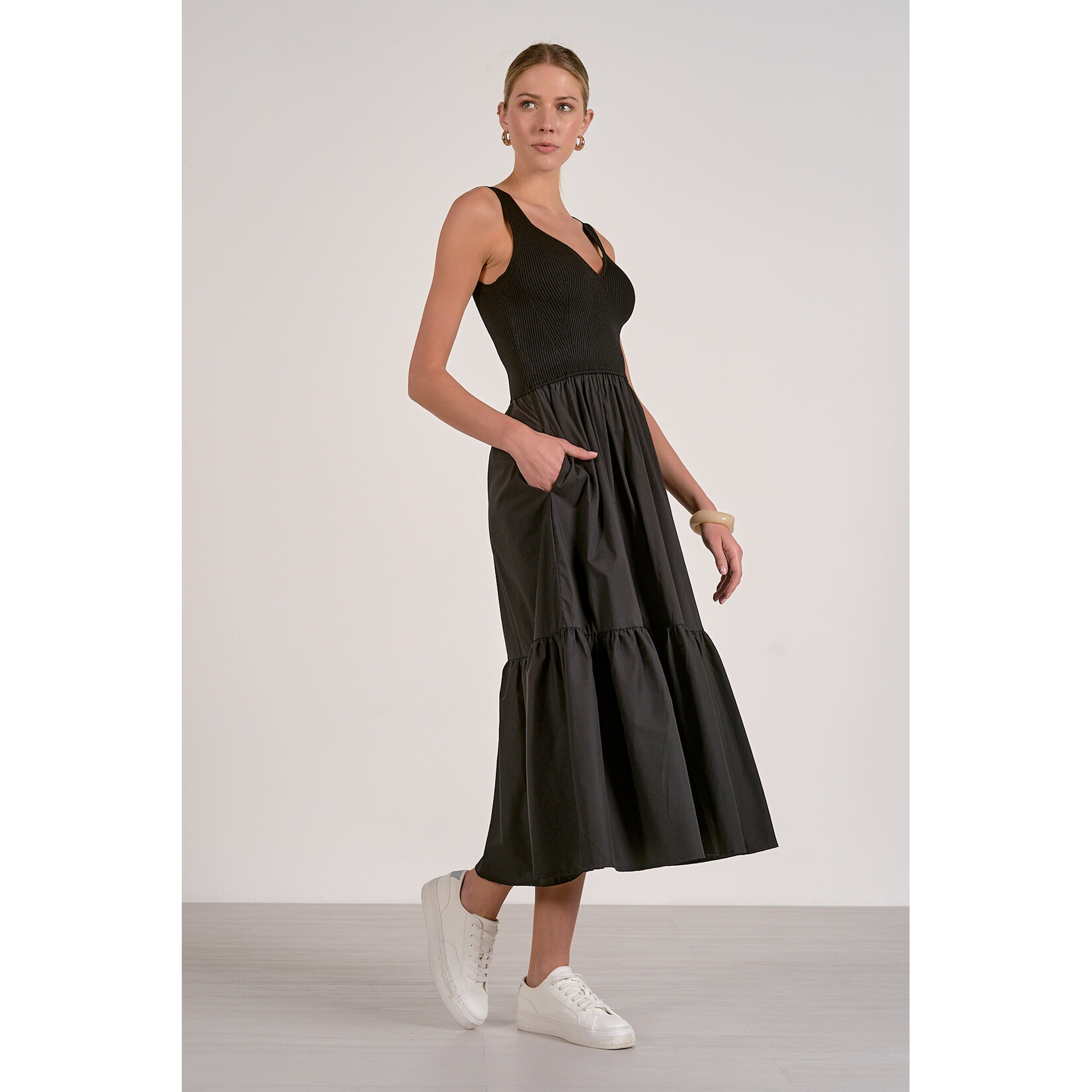 AVAILABLE IN BLACK & WHITE/TAN