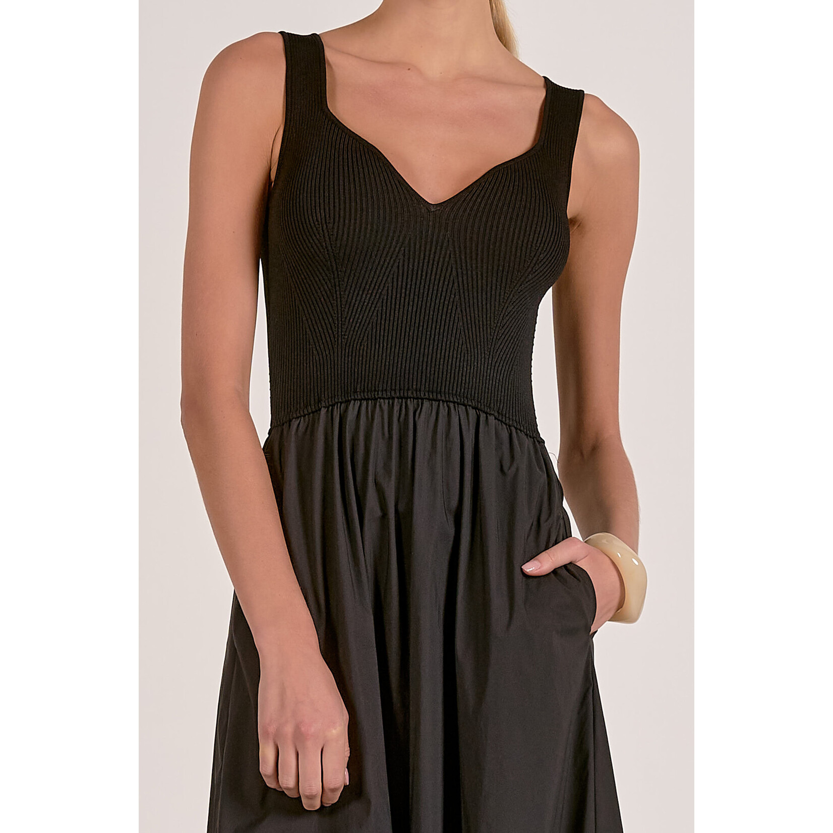 AVAILABLE IN BLACK & WHITE/TAN