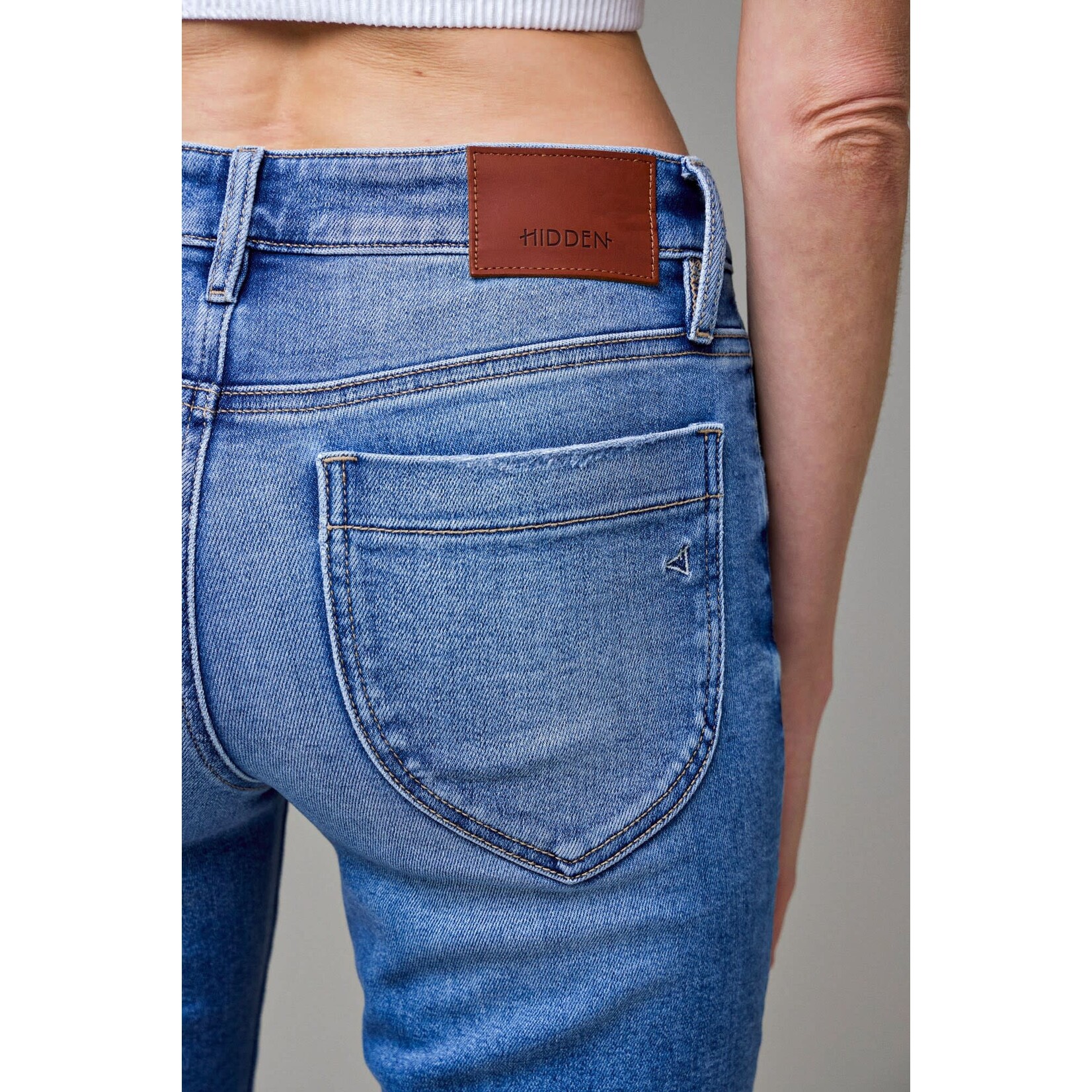 HIDDEN MEDIUM WASH FLARE JEANS