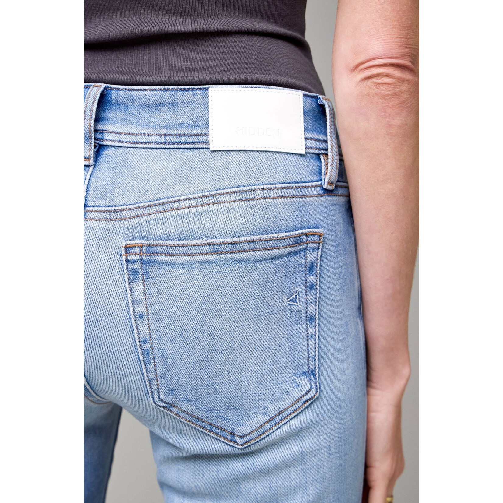 HIDDEN LIGHT WASH BOOTCUT JEANS