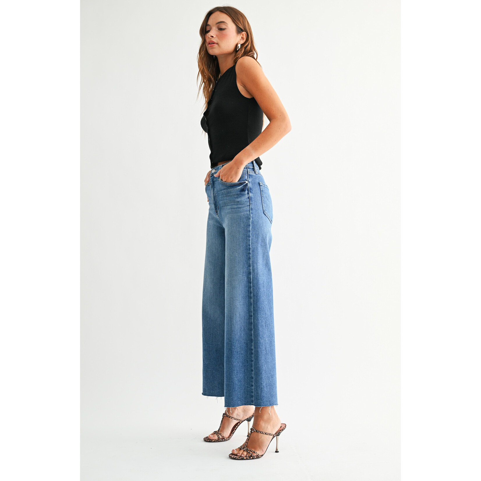 MEDIUM WASH SCISSOR CUT WIDE LEG